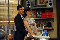 How I Met Your Mother – Das Jahr 2009 in Teds Vorstellung: Ted (Josh Radnor, l.) und Robin (Cobie Smulders, r.) ...