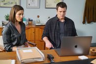 The Rookie – Captain Zoe Andersen (Mercedes Mason) spricht John Nolan (Nathan Fillion) ihre Unterstützung zu.