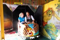 Hoagascht – Moderator Richard Deutinger mit Geisterbahn-Betreiberin Belinda Stessl bei der Ausfahrt aus der Geisterbahn