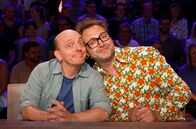 Wer weiß denn sowas? – Rateteam-Kapitän Bernhard Hoëcker (l.) und der Comedian Paul Panzer (r.) bilden ein Rateteam.