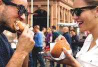 Märkte - Im Bauch von … – Auf dem Freiburger Münstermarkt geht es um die Wurst: Die berühmte „Lange Rote“ bekommt vegetarische Konkurrenz aus einheimischen Sojabohnen.