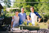 Checker Julian – Julian mit den Schülern Greta und Peter, sowie mit Schulgärtner Bernhard Korilla (re.) in der Gärtnerei in der Internatsschule