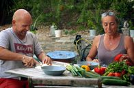Zu Tisch ... – Laurent Marasczek und Angélique Colfort schneiden Gemüse für Ratatouille.