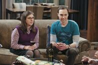 The Big Bang Theory – Sheldon (Jim Parsons, r.) lässt sich von Amy (Mayim Bialik, l.) überreden, das Wochenende mit Leonard und Penny in einer Waldhütte zu verbringen. Eine schlechte Idee, wie sich bald herausstellt. Unterdessen müssen sich Howard und Bernadette mit Raj herumschlagen ...