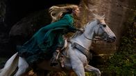 Der Herr der Ringe: Die Ringe der Macht – Galadriel (Morfydd Clark) reitet nach Lindon, um den Hohen König über Halbrands wahre Identität zu informieren.
