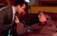 Monk – Der fettleibige Dale Biederbeck (Adam Arkin, r.) soll einen Mord begangen haben. Monk (Tony Shalhoub, l.) merkt schnell, dass an der Sache etwas faul ist ?; Der fettleibige Dale Biederbeck (Adam Arkin, r.) soll einen Mord begangen haben. Monk (Tony Shalhoub, l.) merkt schnell, dass an der Sache etwas faul ist ?