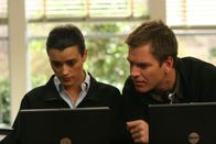 Navy CIS – Versuchen alles, um Kody Meyers davon abzuhalten, sich und seine Mitschüler in die Luft zu sprengen: Tony (Michael Weatherly, r.) und Ziva (Cote de Pablo, l.) ...