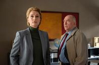 Großstadtrevier – Staatsrat Christian König (Bernd Grawert, r.) droht Frau Küppers (Saskia Fischer, l.) unverhohlen damit, ihren Job zu verlieren, wenn sie nicht mitzieht.