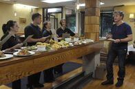 In Teufels Küche mit Gordon Ramsay – Heute ist Gordon Ramsay (r.) im Restaurant "Mill Street Bistro" in Norwalk, Ohio, zu Besuch. Nachdem der Besitzer Joe Nagy einst seinen Job im Lebensmittelverkauf verlor, hat er ohne jegliche gastronomische Vorkenntnisse das Lokal eröffnet.