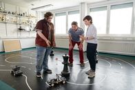 Löwenzahn – Kevin (Steven Preisner, li.), Fritz Fuchs (Guido Hammesfahr, Mi.) und Pauline (Daniela Preuß, re.) sind im Institut für Intelligenz. Pauline zeigt Fritz wie weit die Entwicklung der selbstfahrenden Autos bei ihnen ist. Fritz ist fasziniert und möchte mitforschen.