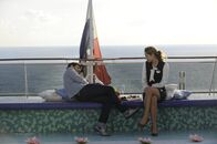 Anna und die Liebe – Luca (Manuel Cortez, l.) konnte es gerade noch rechtzeitig verhindern, dass Nina (Maria Wedig, r.) als blinder Passagier gemeldet wird ...