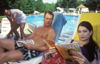 Sechserpack – Es gibt doch nichts Schöneres als einen freien Tag am Pool! Aber wenn man eigentlich auf der Arbeit sein sollte, kann das ganz schön in die Hose gehen! (Thomas M. Held, l., Hanno Friedrich, M., Emily Wood, r.)