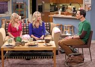 The Big Bang Theory – (v.li.) Melissa Rauch (Bernadette), Kaley Cuoco (Penny), Jim Parsons (Sheldon Cooper).
