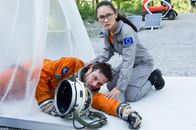 SOKO Stuttgart – Christine Reinhardt (Mai Duong Kieu) ist Greg Ohmüller (Marc Schöttner) zu Hilfe gekommen, der gerade fast in der Hitzekammer des Astronautencamps ums Leben gekommen wäre. Die beiden ahnen, wer Greg das angetan hat.