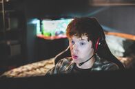 Dead Pixels – Nicky (Will Merrick) hat die Idee, dass man mehr Erfahrungspunkte bekommt, wenn man im Spiel verheiratet ist.