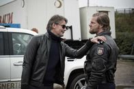 Der letzte Bulle – Gerichtsmediziner Meisner (Robert Lohr, l.) hat sich selbstständig gemacht und nervt Mick (Henning Baum, r.) nach wie vor mit seiner Art.