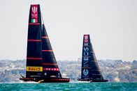 Segeln: Louis Vuitton Cup – Luna Rossa Prada Pirelli beim 6. Rennen des Prada-Cup-Finales 2021 gegen INEOS TEAM UK im Hafen von Auckland am 20. Februar 2021 in Auckland, Neuseeland.