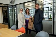 Der Alte – Sina Kramer (Teresa Rizos, l.), Redakteurin beim Isarexpress, hat Caspar Bergmann (Thomas Heinze, r.) etwas wichtiges mitzuteilen, doch CEO Andrea Sailer (Katharina Müller-Elmau, M.) weiß das zu verhindern.