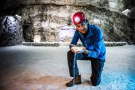 Terra X: Faszination Wasser – Moderator Uli Kunz in einer Salzkathedrale auf Sizilien. Das Salz, das sich hier unten in Schichten abgelagert hat, ist Zeitzeuge einer der größten überirdischen Wasserfälle der Geschichte.