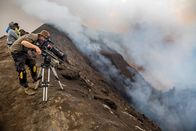 Terra X: Ein perfekter Planet – Kameramann Rolf Steinmann bei den Dreharbeiten am Rand des aktiven Vulkans Yasur auf Tanna Island.