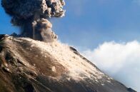 Leben mit Vulkanen – Einer der über hundert Vulkane in Ecuador ist der explosive Tungurahua. 2006 begrub er einen Teil des Dorfes Palictahua unter einer glühenden Aschewalze.