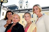 Vier Frauen und ein Todesfall – L-R: Julie (Adele Neuhauser), Maria (Brigitte Kren), Sabine (Martina Poel), Lola (Julia Stinshoff).