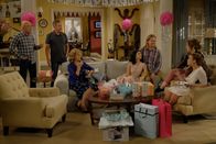 Last Man Standing – (v.l.n.r.) Ed (Hector Elizondo); Mike (Tim Allen); Vanessa (Nancy Travis); Mandy (Molly Ephraim); Kyle (Christoph Sanders); Eve (Kaitlyn Dever); Kristin (Amanda Fuller)