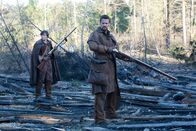 Salem – John (Shane West, r.) macht sich, nur mit Billy (Emily Skeggs, l.) als Rückendeckung, auf den Weg in einen Nachbarort, nachdem dessen Einwohner von der Ankunft eines der vier Reiter der Apokalypse berichten ...