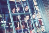Friends – Wieder beobachten (v.l.n.r.) Ross (David Schwimmer), Rachel (Jennifer Aniston), Chandler (Matthew Perry), Phoebe (Lisa Kudrow), Joey (Matt LeBlanc) und Monica (Courteney Cox) den nackten Mann von gegenüber.