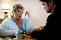 Der letzte Bulle – Als Rita Kowalskis (Brigitte Janner, l.) Mann erschossen wird, stehen Mick und Andreas (Maximilian Grill, l.) vor einem Rätsel: Warum sollte jemand einem arbeitslosen Arbeiter vor laufendem Fernseher mitten ins Herz schießen?