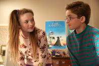 The Goldbergs – Dana Caldwell (Natalie Alyn Lind, l.); Adam Goldberg (Sean Giambrone, r.)