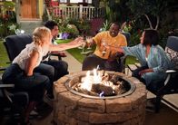 The Neighborhood – (im Uhrzeigersinn) Gemma Johnson (Beth Behrs); Dave Johnson (Max Greenfield); Calvin Butler (Cedric the Entertainer); Tina Butler (Tichina Arnold)
