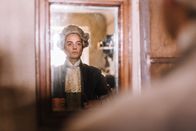 Terra X: Ein Tag in... – Kleider machen Leute. Das gilt besonders im Paris des 18. Jahrhunderts. Ohne Perücke und eleganter Kleidung würde Perückenmacher Léonard Minet (Max Hegewald) niemals das Haus verlassen.