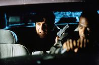 Fletchers Visionen – Als Jerry Fletcher (Mel Gibson, li.) bemerkt, dass Agent Lowry (Cylk Cozart, re.) Alice beobachtet, stellt er ihn in seinem Auto zur Rede.