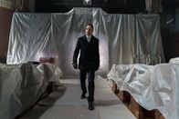 Elementary – Christopher Gray, ein Handlanger und Spion von Morland, wird bei dem Versuch, den Mann, der eine Bombe in Holmes' (Jonny Lee Miller) und Watsons Haus deponierte, aufzuhalten, verletzt. Für die beiden Detektive gilt es nun, den Bombenleger so schnell wie möglich zu finden ...