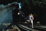 Stand by Me - Das Geheimnis eines Sommers – Während ihrer Abenteuer geraten die Jungen immer wieder in brenzlige Situationen, wie auf der Eisenbahnbrücke, als Gordie (Wil Wheaton, r.) und Vern (Jerry O´Connell, l.) fast von einem Zug überrollt werden. Doch Ereignisse wie diese schmieden die Freunde nur enger zusammen.