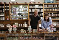 Süße Revoluzzer – Christian Mayer und Maria Scholz räumen Zuckerl in Vitrine während Servus TV's Junge Wilde Patisierie Dreh, in der Zuckerlwerkstatt am 22.2.2023 in Wien, Österreich