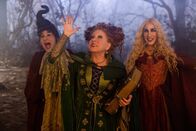 Hocus Pocus 2 – L-R: Mary Sanderson (Kathy Najimy), Winifred Sanderson (Bette Midler), und Sarah Sanderson (Sarah Jessica Parker)