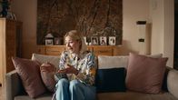 neoriginal: Deadlines – Franzi (Llewellyn Reichman) erzählt den Eltern ihrer Freundin aufgeregt eine Geschichte.