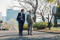 Tokyo Vice – Jake Adelstein (Ansel Elgort, l.); Hiroto Katagiri (Ken Watanabe, r.)