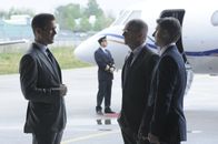 Suits – Ein heikler Fall aus der Vergangenheit holt Harvey (Gabriel Macht, l.) ein. Während er versucht, die Situation unter Kontrolle zu bringen, spitzen sich die Ereignisse bei einem wichtigen Treffen mit Geschäftsführer Lawrence Kemp (John Finn, 2.v.r.) und Justitiar Matt Lasker (Kevin Jubinville, r.) dramatisch zu.