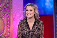 Der Elternabend - Jetzt wird abgerechnet! – In dieser Comedy-Show wird der alltägliche Wahnsinn in deutschen Kinderzimmern, Kindergärten oder auf Schulhöfen satirisch unter die Lupe genommen. Mirja Boes und ihre Gäste nehmen kein Blatt vor den Mund, egal ob es um Helikopter-Eltern, rotzfreche Kinder, Erziehungsratgeber oder um das marode Bildungssystem geht. Mit dabei sind: Herr Schröder, Lisa Feller (Foto), Maxi Gstettenbauer und Jan van Weyde. Gemeinsam mit den Erziehungsberechtigten im Publikum bilden sie eine Art "Eltern- und Selbsthilfegruppe" und arbeiten sich an den typischen Kinder- und Jugendthemen humoristisch ab.; WDR Fernsehen DER ELTERNABEND - JETZT WIRD ABGERECHNET Uhr. In dieser Comedy-Show wird der alltägliche Wahnsinn in deutschen Kinderzimmern, Kindergärten oder auf Schulhöfen satirisch unter die Lupe genommen. Mirja Boes und ihre Gäste nehmen kein Blatt vor den Mund, egal ob es um Helikopter-Eltern, rotzfreche Kinder, Erziehungsratgeber oder um das marode Bildungssystem geht. Mit dabei sind: Herr Schröder, Lisa Feller (Foto), Maxi Gstettenbauer und Jan van Weyde. Gemeinsam mit den Erziehungsberechtigten im Publikum bilden sie eine Art "Eltern- und Selbsthilfegruppe" und arbeiten sich an den typischen Kinder- und Jugendthemen humoristisch ab.