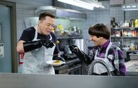 The Big Bang Theory – Howard (Simon Helberg, r.), Elon Musk (Elon Musk, l.).