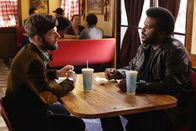 Ghosted – Max Jennifer (Adam Scott, l.); Leroy Wright (Craig Robinson, r.)
