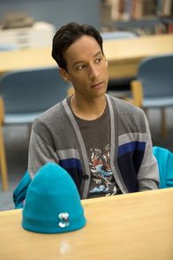 Community – Um zu beweisen, dass sie Pierce nicht auf dem Gewissen haben, müssen sich Abed (Danny Pudi) und der Rest der Lerngruppe einem Lügendetektortest unterziehen ...