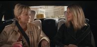 Hacks – Deborah (Jean Smart, l.) plant ihre bisher persönlichste Show, in der sie Themen anspricht, die sie lange gemieden hat – darunter ihre Beziehung zu DJ (Kaitlin Olson, r.) und deren Vater. Doch bevor sie die Bühne betritt, stellt sie DJ eine entscheidende Frage: Wird sie ihr dazu die Erlaubnis geben?