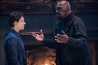 Spider-Man: Far from Home – Nick Fury (Samuel L. Jackson, r.) und Peter (Tom Holland, l.) bereiten sich auf einen Angriff der Elementals auf London vor.
