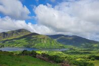 Irischer Kompass – Die Beara Halbinsel im Südwesten Irlands kommt mit ihrer mystischen Landschaftmit unzähligen Grüntönen und verträumten Seen dem Klischeebild der „Grünen Insel“ amnächsten.