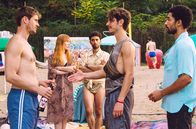 All You Need – So war das nicht geplant: Vince (Benito Bause, re.) und Simon (Ludwig Brix, 2. v. re.) stoßen am See auf Levo (Arash Marandi, Mitte), Sarina (Christin Nichols) und Robbie (Frédéric Brossier, li.).
