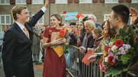 Maxima – Nach der Pressekonferenz werden Willem-Alexander (Martijn Lakemeier) und Maxima (Delfina Chaves) von einer jubelnden Menge empfangen.
